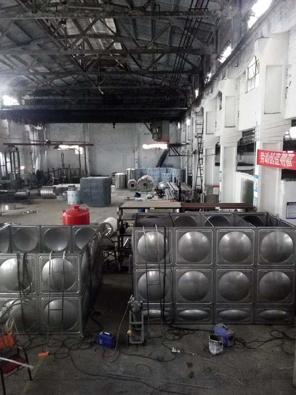 阿壩18立方消防水箱和消防穩(wěn)壓罐生產(chǎn)現(xiàn)場(chǎng)