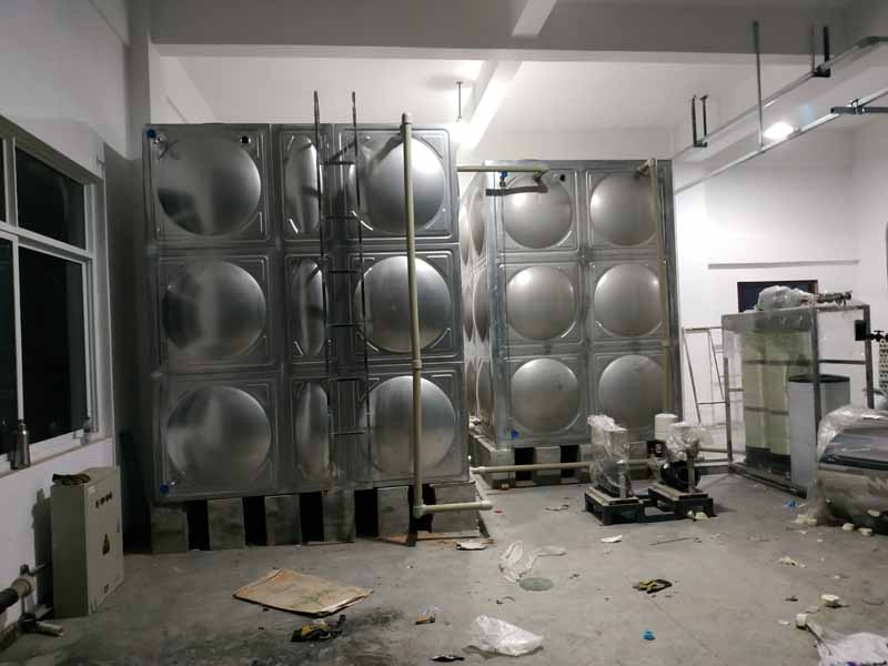 龍泉2臺(tái)不銹鋼水箱安裝現(xiàn)場