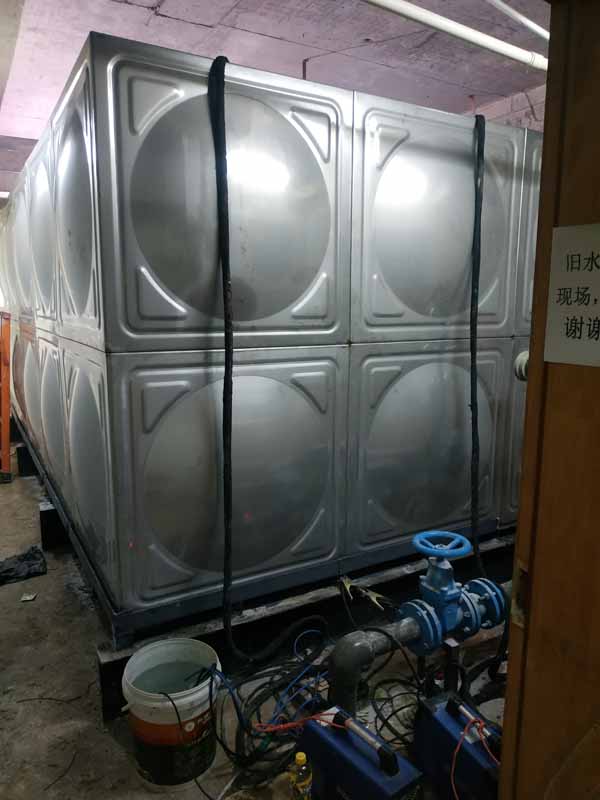 貴州日報30T玻璃鋼水箱撤除，并安裝304不銹鋼水箱
