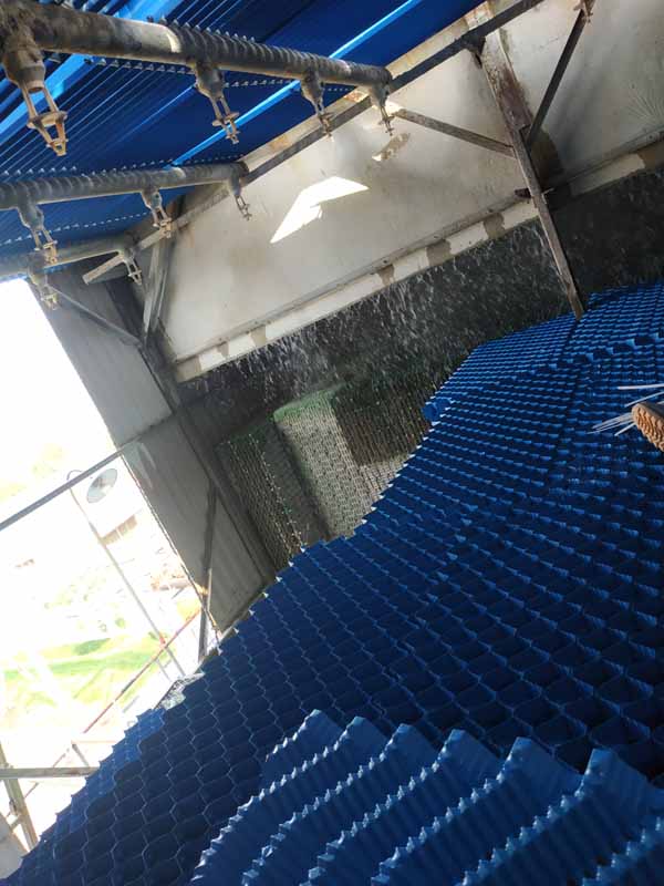 成都新津方形逆流冷卻塔1600T冷卻塔填料更換現(xiàn)場(chǎng)