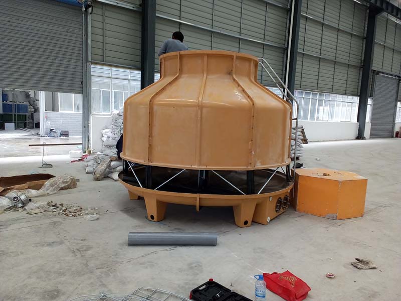 貴陽125T冷卻塔現(xiàn)場安裝圖