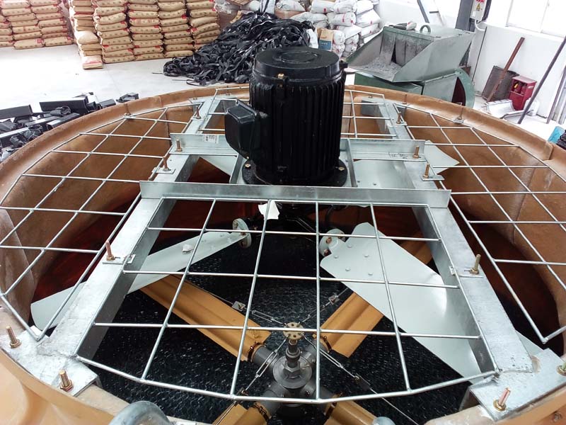 貴陽125T冷卻塔現(xiàn)場安裝圖