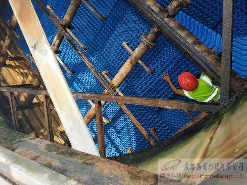 成都市垃圾滲瀝夜處理廠4臺(tái)方形逆流冷卻塔填料噴頭更換維修施工現(xiàn)場(chǎng)