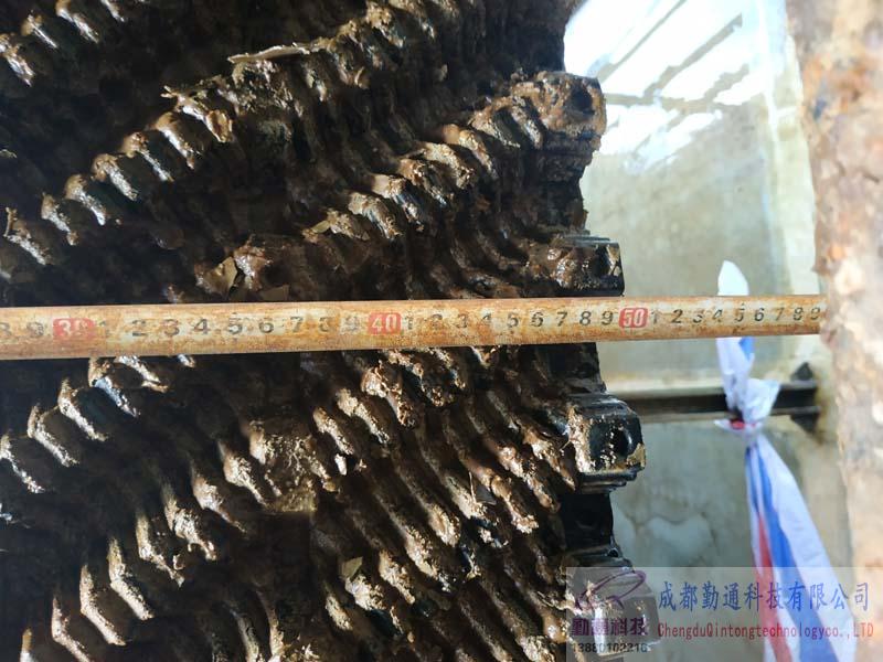 成都市垃圾滲瀝夜處理廠4臺(tái)方形逆流冷卻塔填料噴頭更換維修施工現(xiàn)場(chǎng)