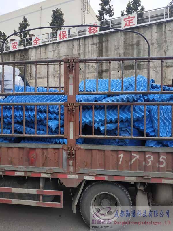 成都市垃圾滲瀝夜處理廠4臺(tái)方形逆流冷卻塔填料噴頭更換維修施工現(xiàn)場(chǎng)
