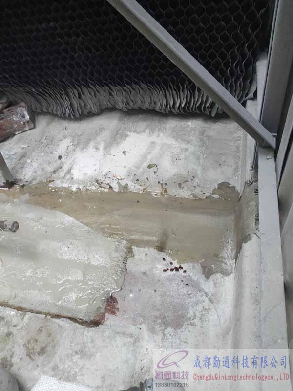 邛崍升和制藥廠3臺冷卻塔接水盤補(bǔ)漏現(xiàn)場