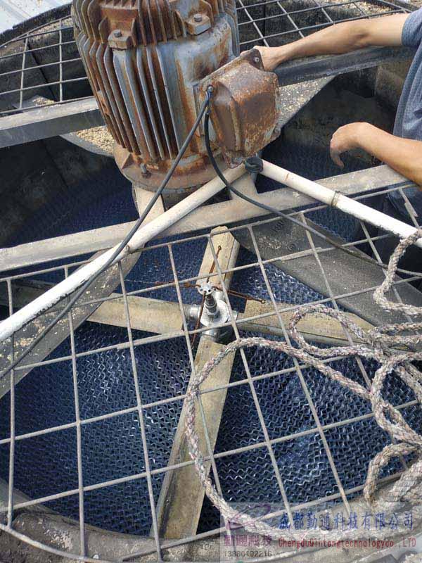 簡陽華濤塑料飾件有限公司，兩臺良機冷卻塔填料更換現(xiàn)場