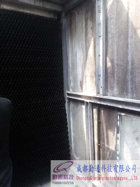 成都青白江方形橫流塔冷卻塔填料更換工程現(xiàn)場