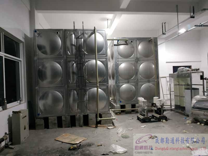 龍泉2臺(tái)不銹鋼水箱安裝現(xiàn)場(chǎng)