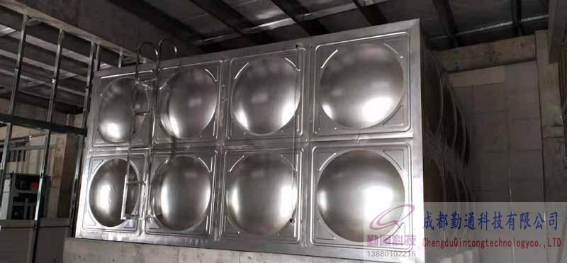 四川綿陽32立方全304不銹鋼保溫水箱安裝現(xiàn)場