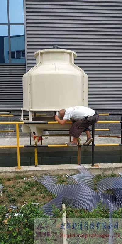 四川成都新都鑄造水冷卻循環(huán)系統(tǒng)50T開式冷卻塔安裝現(xiàn)場(chǎng)