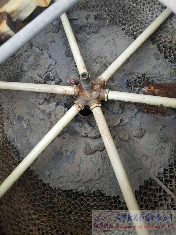 四川廣漢<a href=http://www.dimbulatea.com.cn target='_blank'>冷卻塔維修</a>填料更換現(xiàn)場