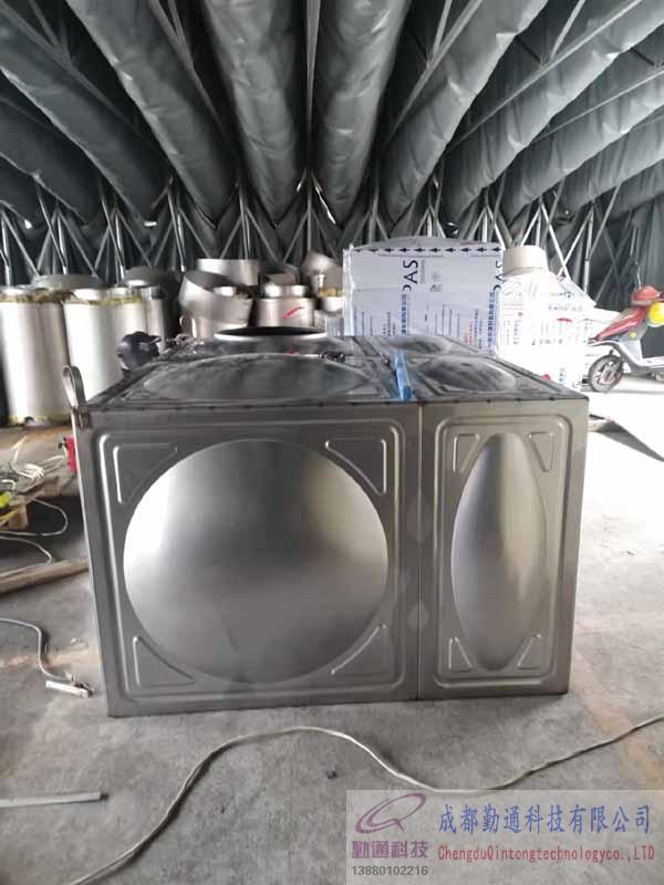 四川雙流3立方不銹鋼水箱焊接現(xiàn)場-訂購單位成都法泰潔凈技術(shù)有限公司