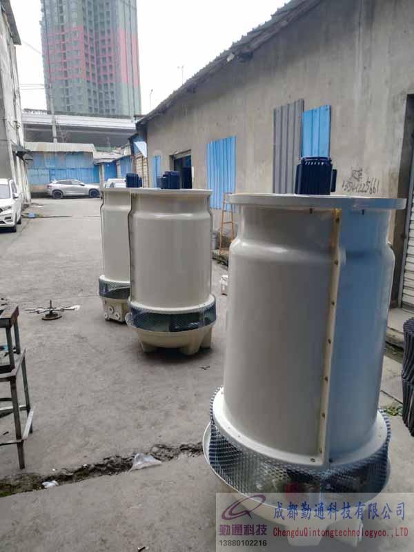 成都邛崍5臺(tái)LH-10T冷卻塔組裝現(xiàn)場-訂購單位成都?xì)W康醫(yī)藥股份有限公司