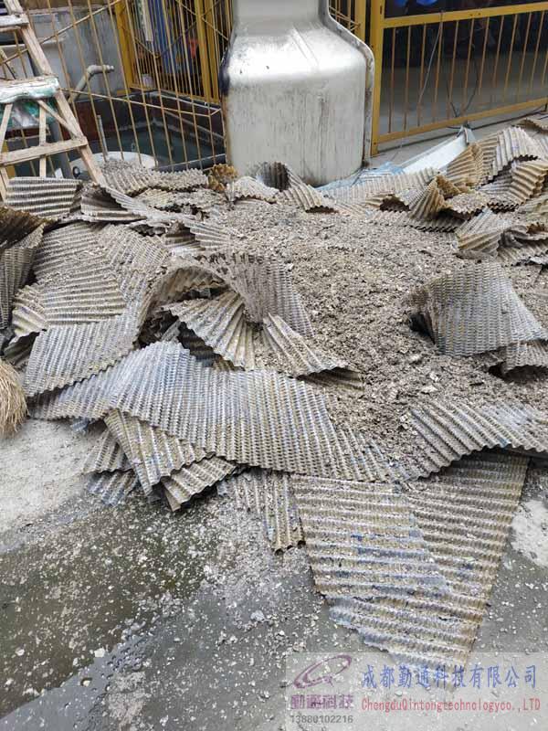 成都高新西區(qū)150T冷卻塔維修現(xiàn)場-用戶單位：成都奧康藥用膠囊有限公司