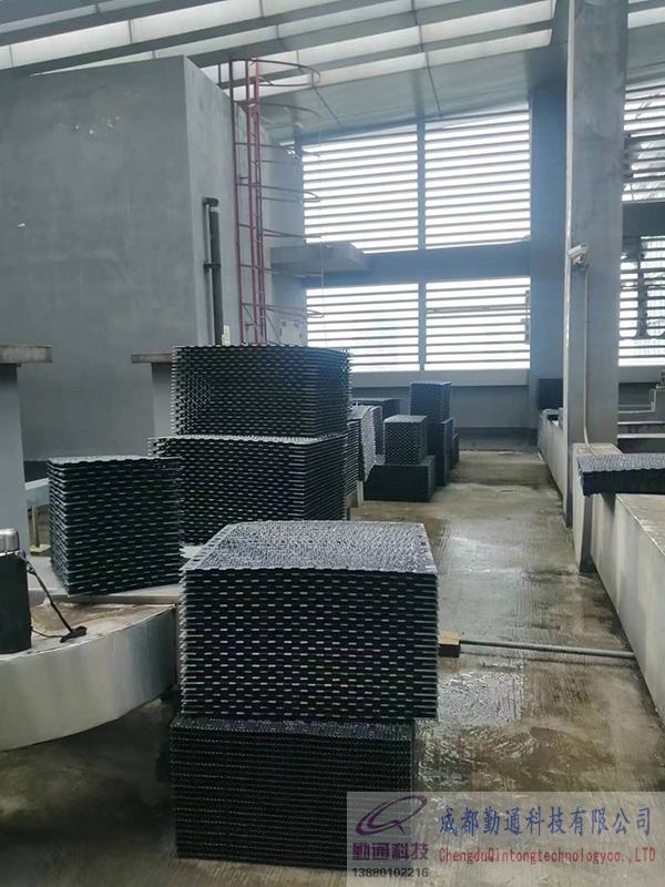 成都溫江酒店橫流塔填料更換現(xiàn)場(chǎng)