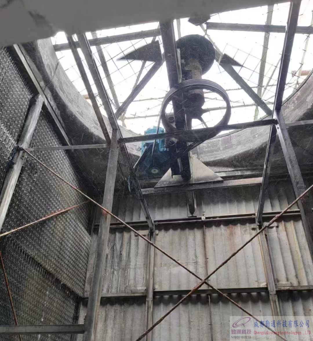 玻璃鋼冷卻塔減速機更換維修現(xiàn)場,玻璃鋼<a href=http://www.dimbulatea.com.cn target='_blank'>冷卻塔維修</a>